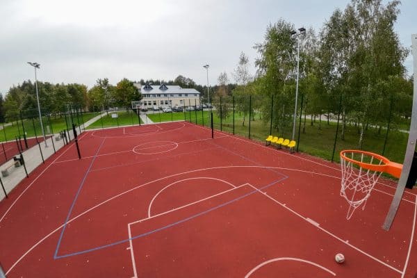 Universali sporto aikštelė su liejama gumine danga