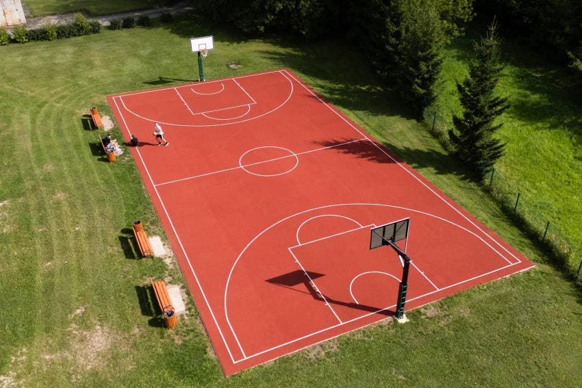 Sportinės liejamos guminės dangos paviršius krepšinio aikštelėje