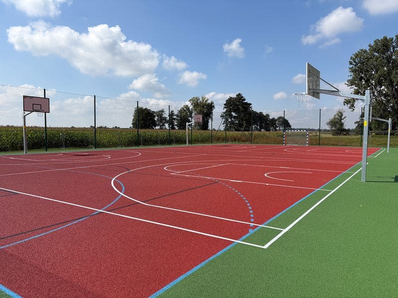 Mokyklos sporto aikštynas su liejama gumine danga