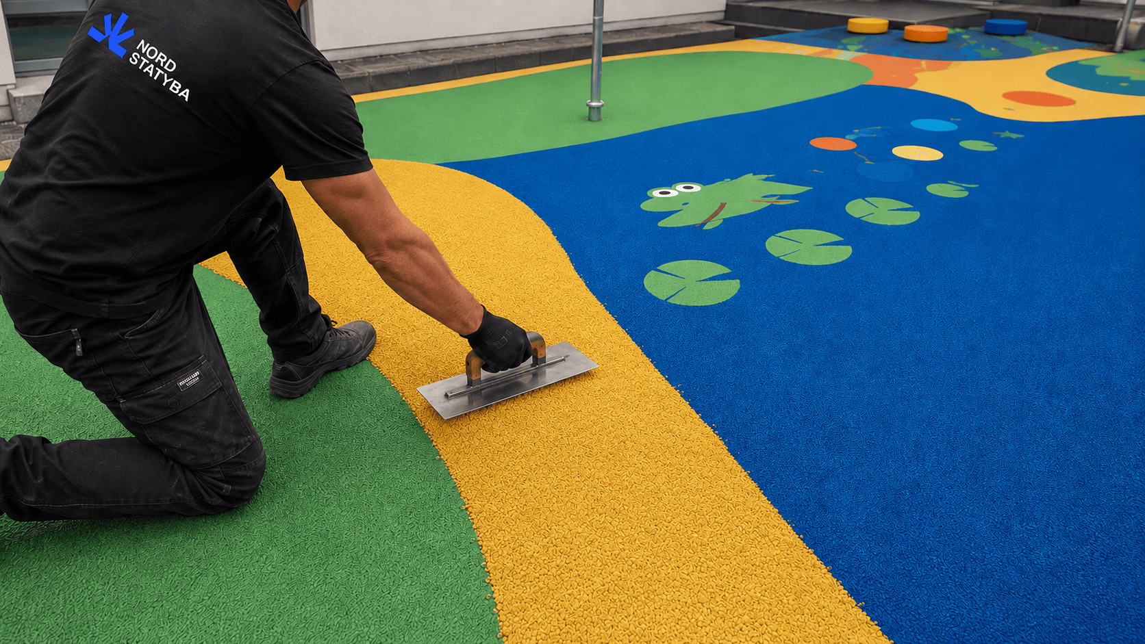 Liejamos guminės EPDM dangos įrengimas vaikų žaidimų aikštelėje