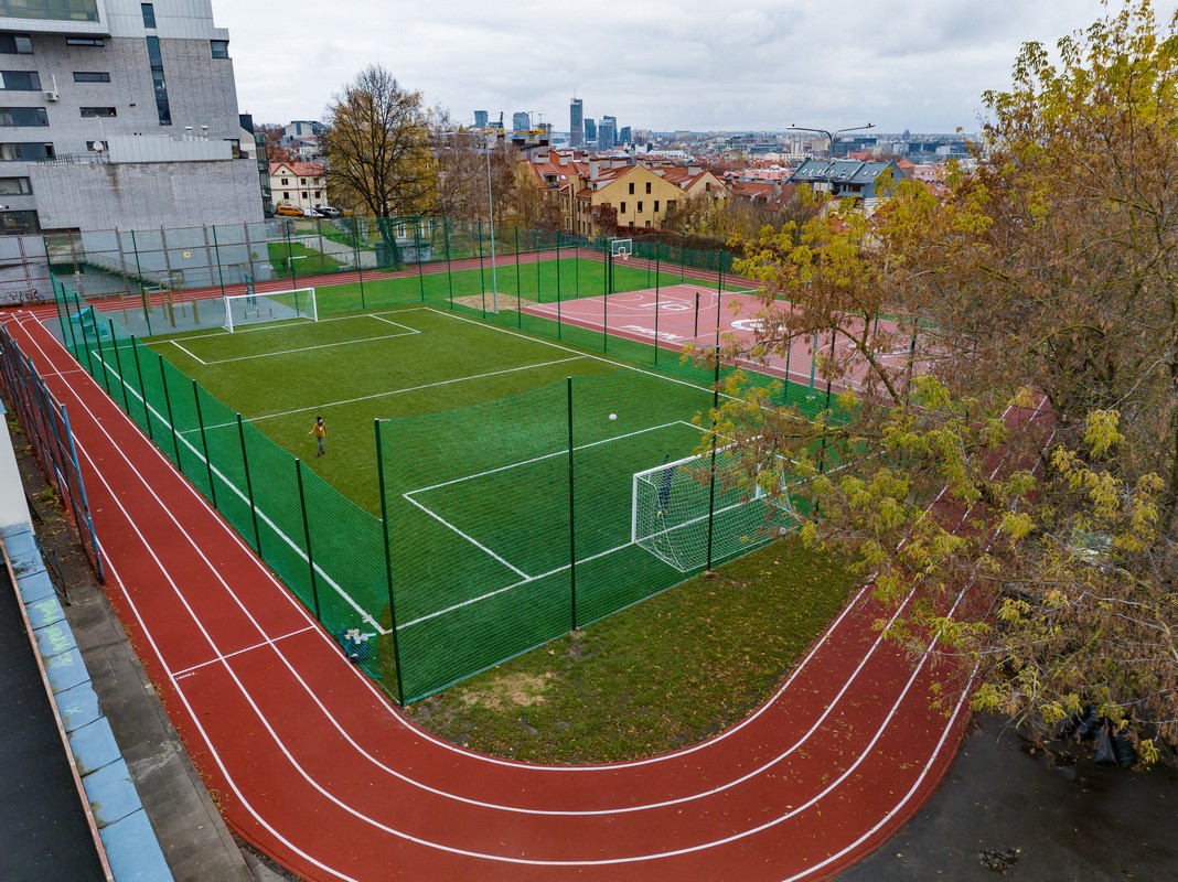 Mokyklos stadiono danga su bėgimo takais