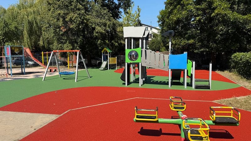Spalvotos zonos ir piešiniai vaikų žaidimų aikštelės dangoje