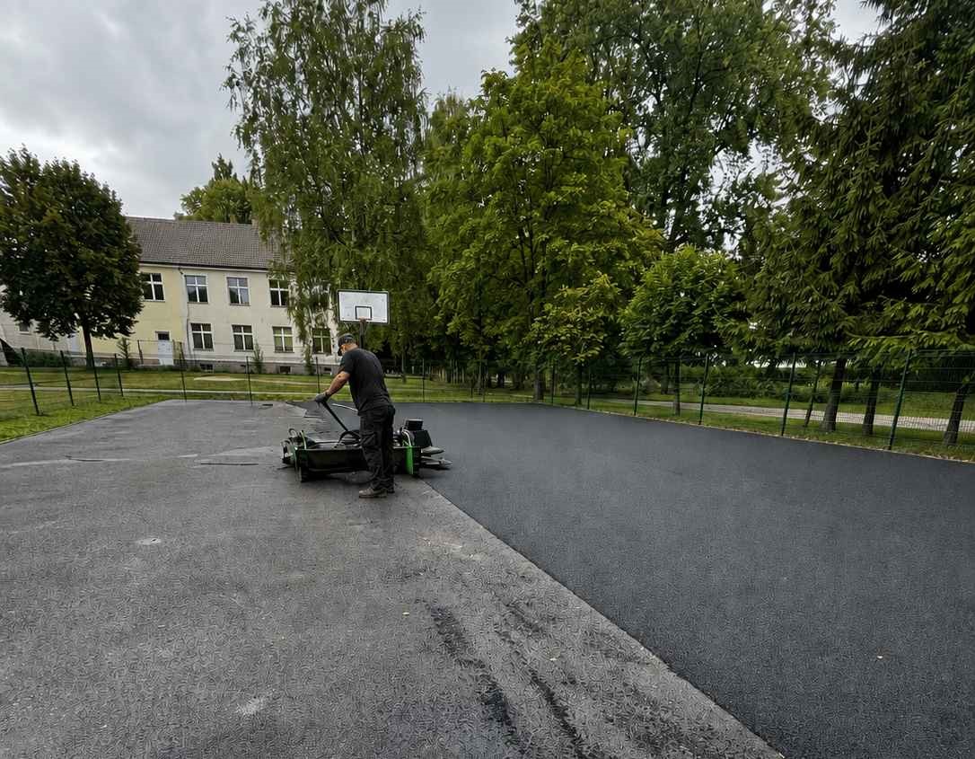 Senas asfalto pagrindas paruošiamas krepšinio aikštelės guminei dangai